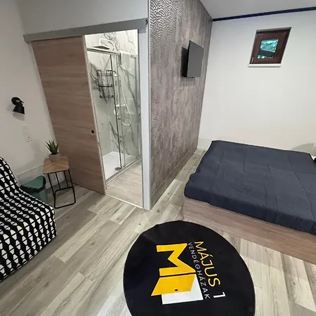 Bed & Breakfast Majus 1 Vendeghaz -
