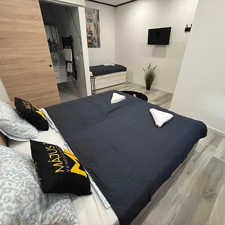 Majus 1 Vendeghaz - Bed & Breakfast